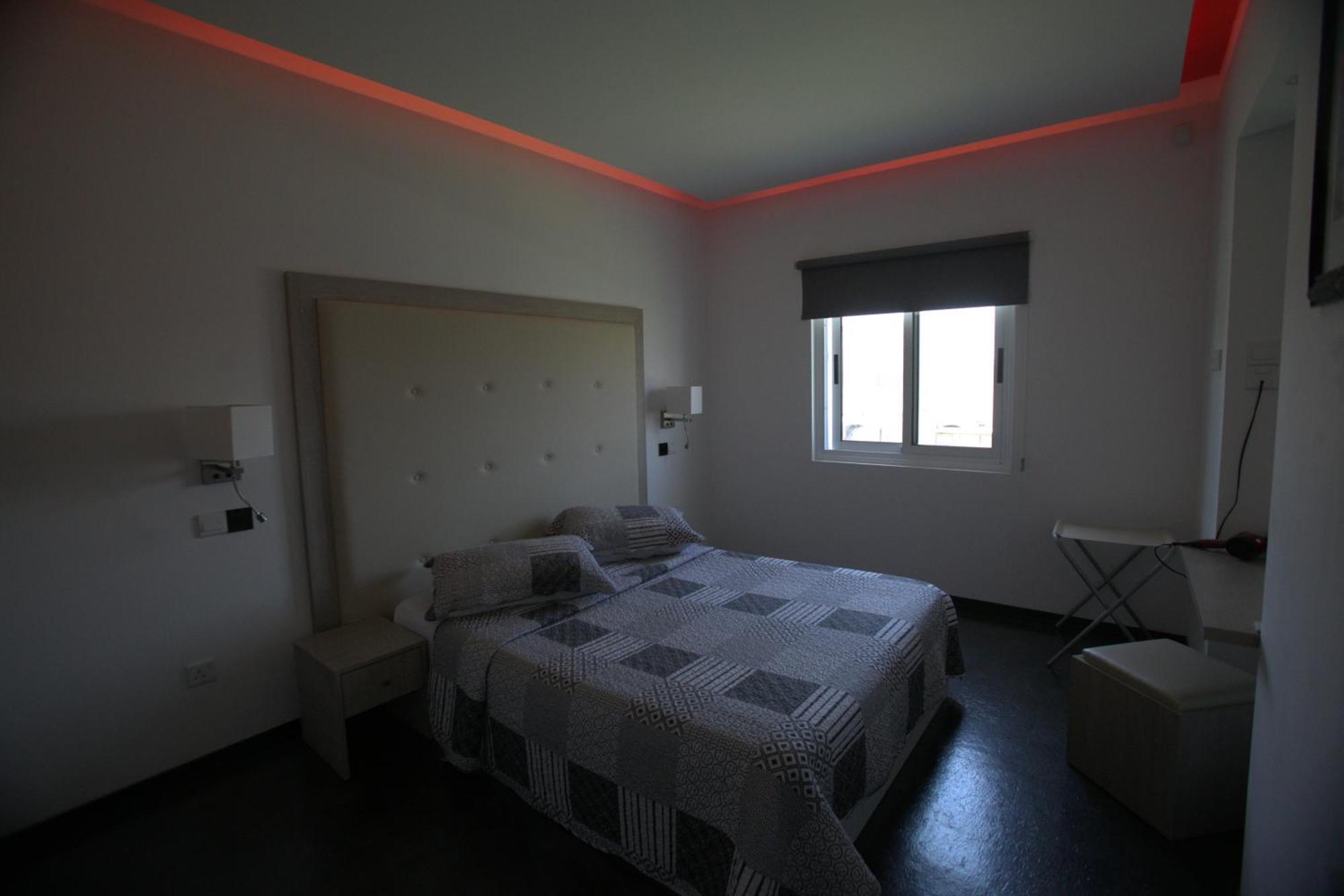 Neptune Hotel Apartments Paphos Coral Bay Exteriör bild